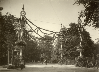 98488 Afbeelding van de versiering op de Museumbrug over de Biltsche Grift te Utrecht, in de vorm van masten versierd ...